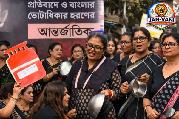 গ্যাসের দাম বৃদ্ধির প্রতিবাদে কালো শাড়িতে পথে তৃণমূল মহিলা কর্মীরা